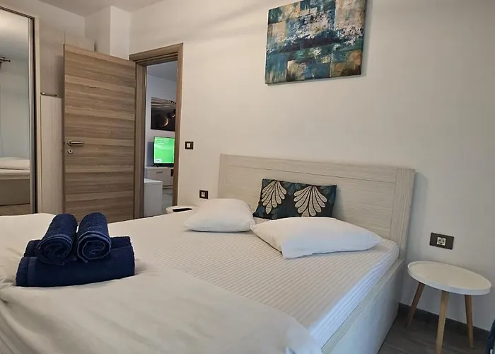 Apartment Azizi Pool & Navodari